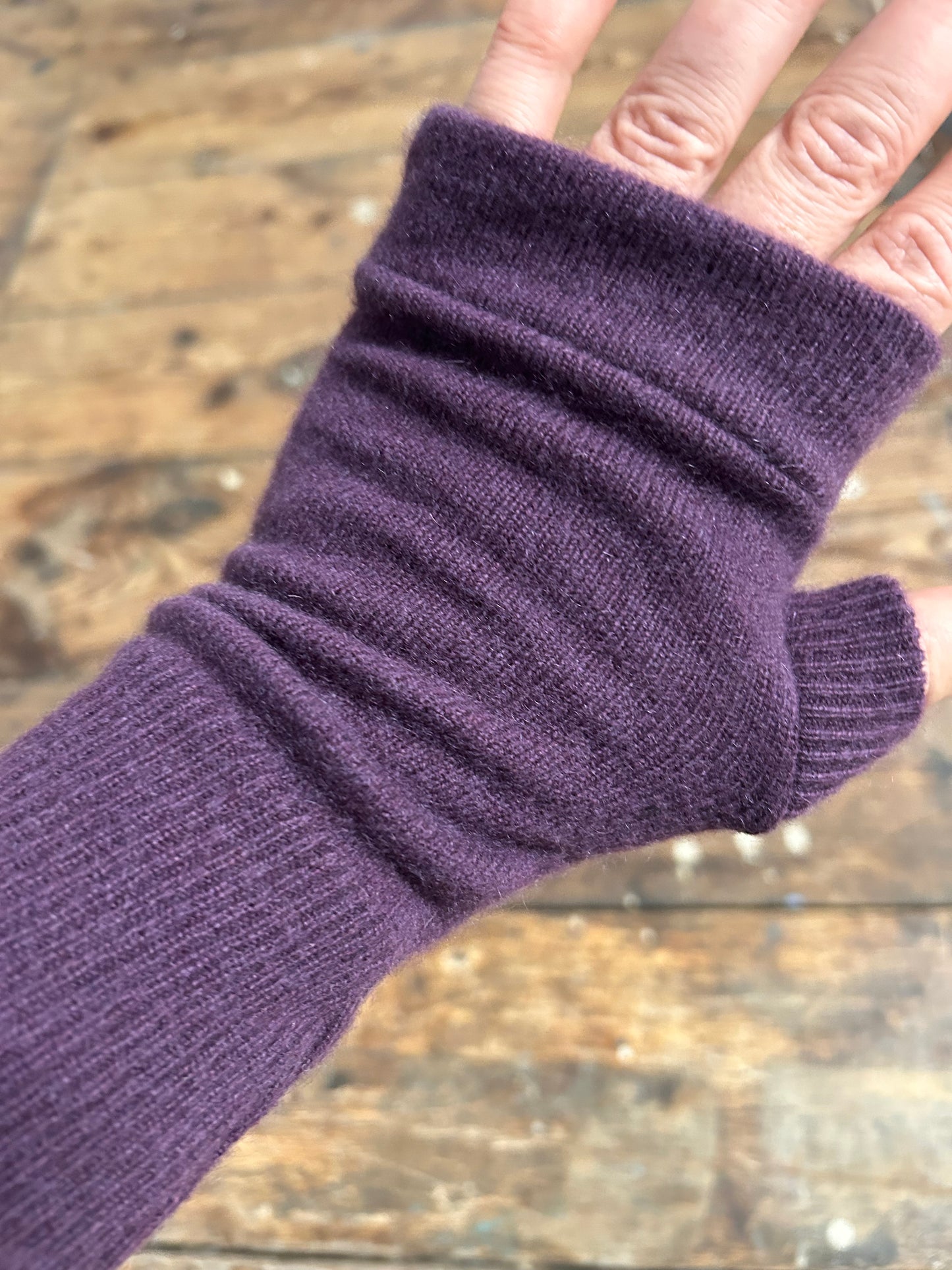 100%recycled cashmere gloves Purple plum
