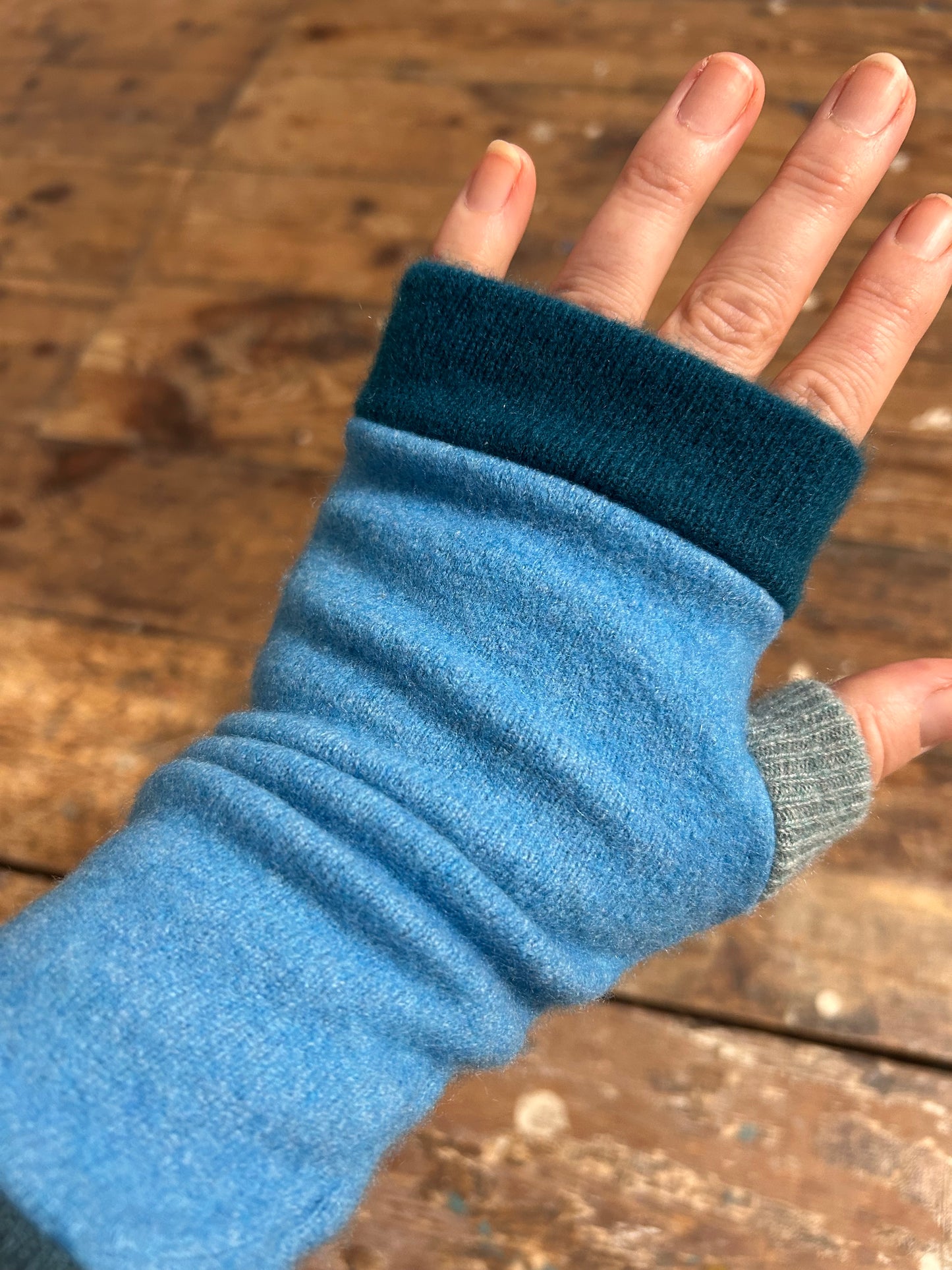 100%recycled cashmere gloves Blue Turquoise