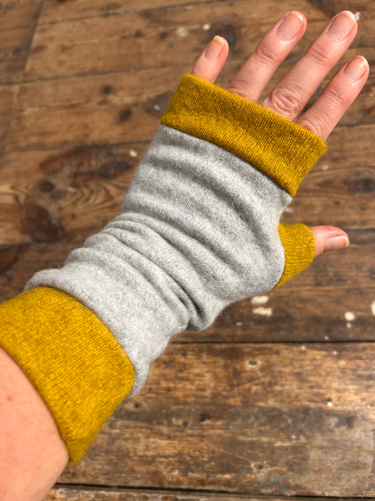 100%recycled cashmere gloves Light GREY yellow