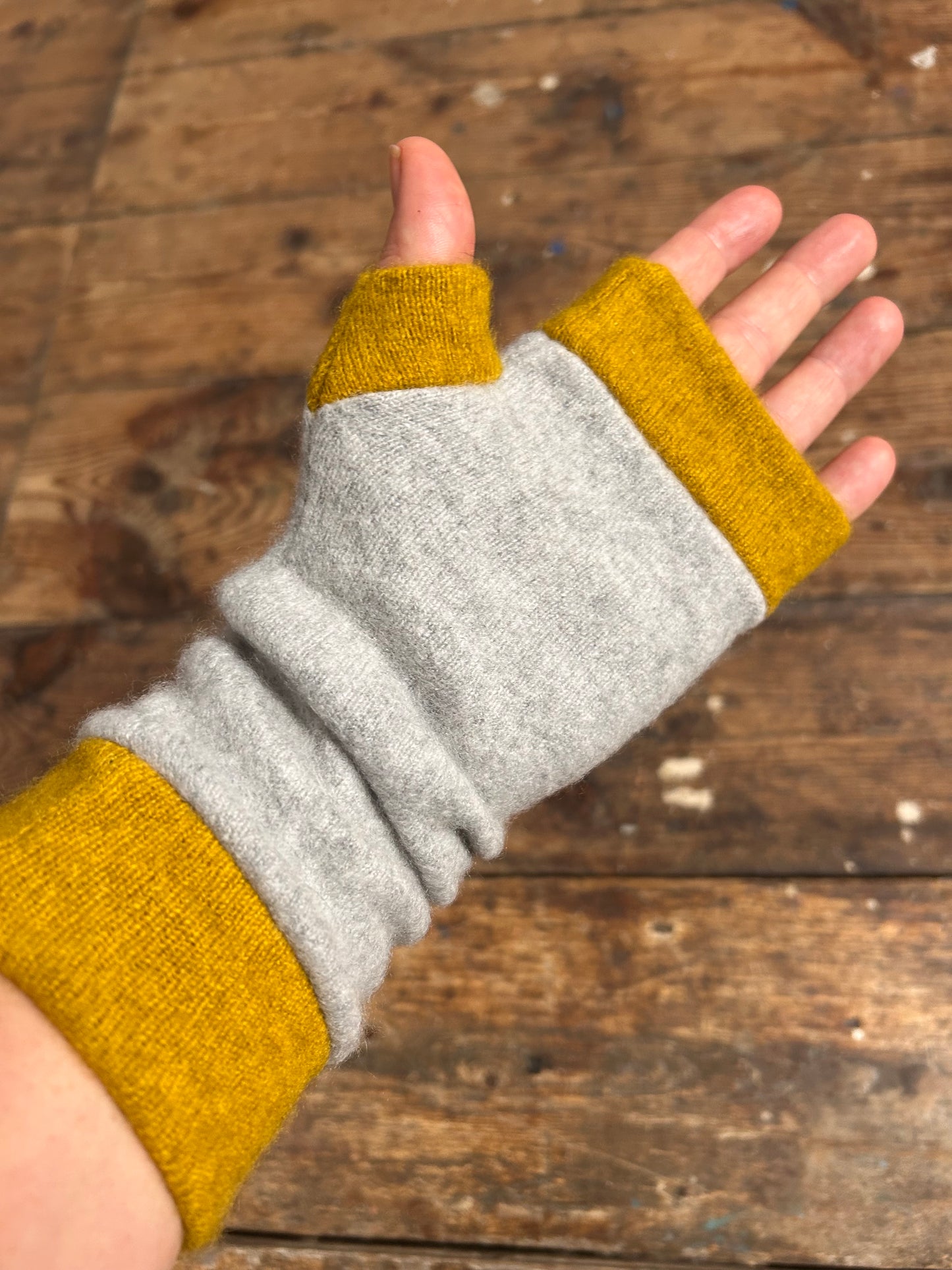 100%recycled cashmere gloves Light GREY yellow