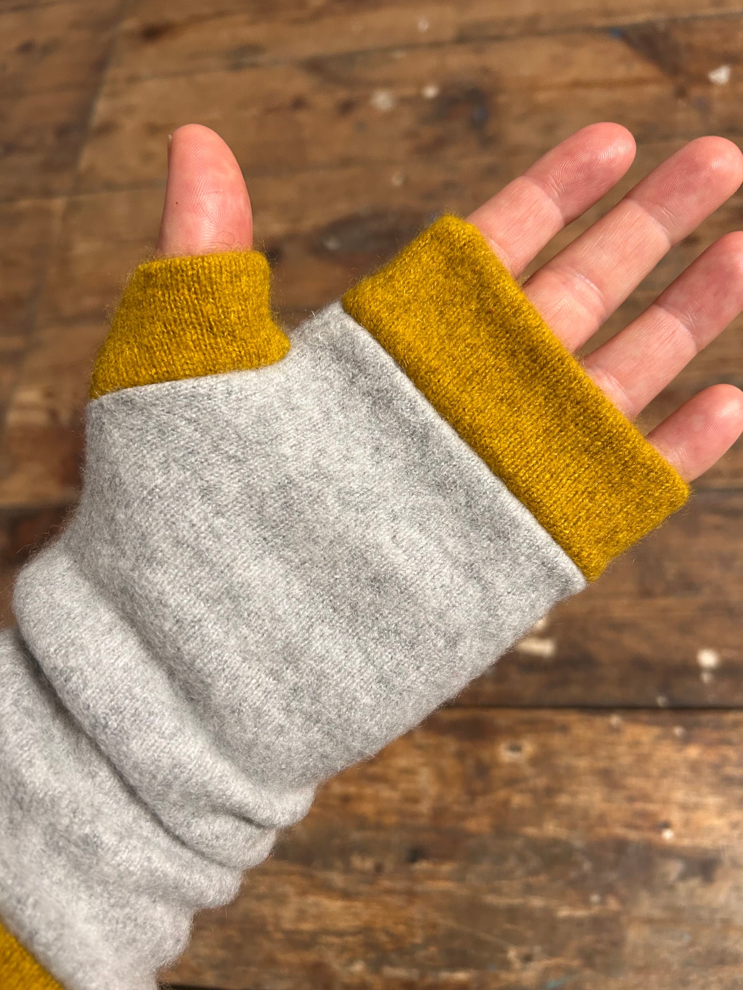 100%recycled cashmere gloves Light GREY yellow