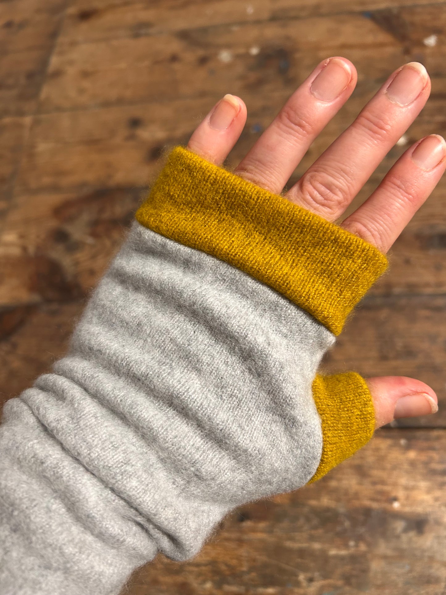 100%recycled cashmere gloves Light GREY yellow