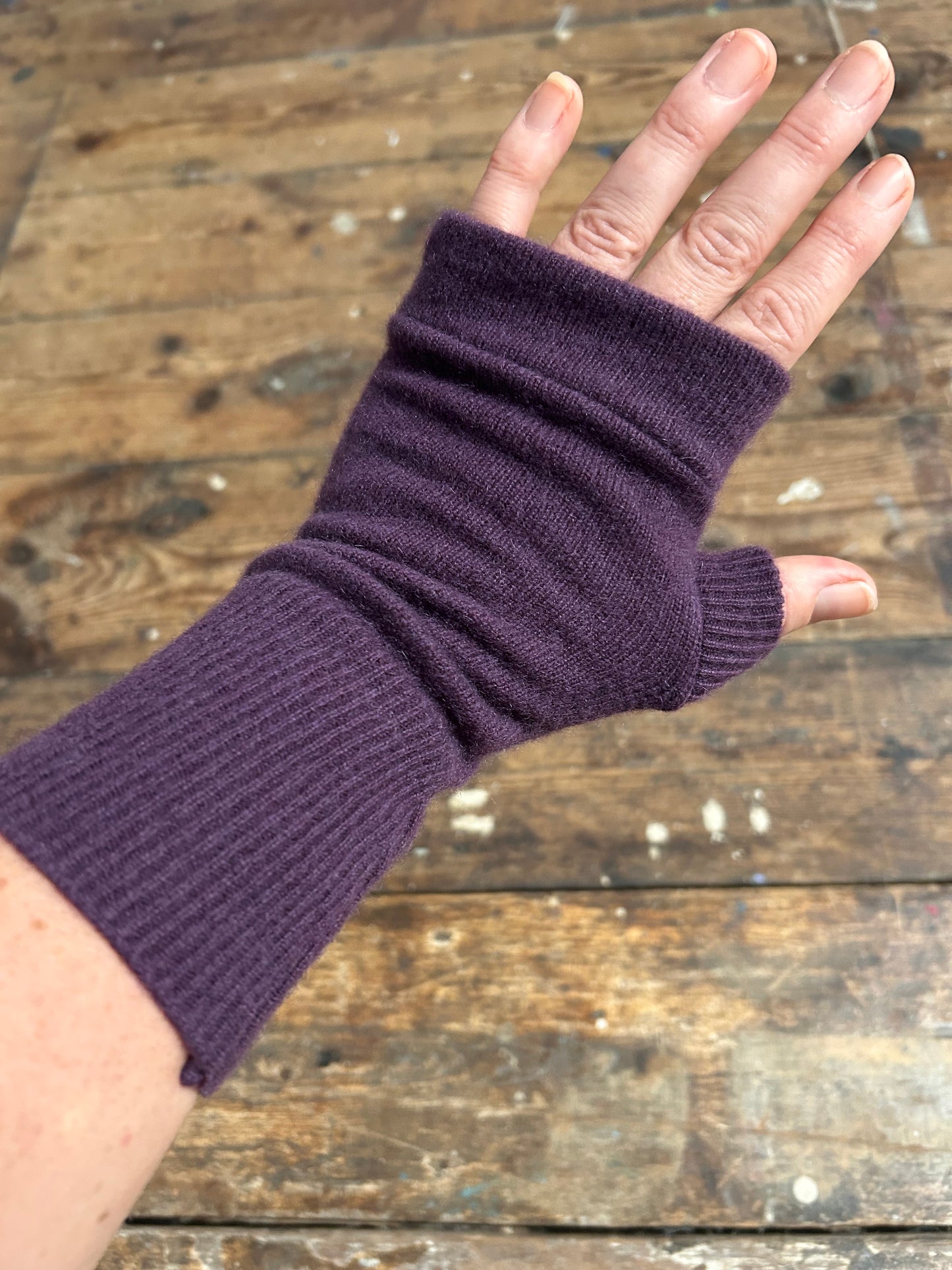 100%recycled cashmere gloves Purple plum