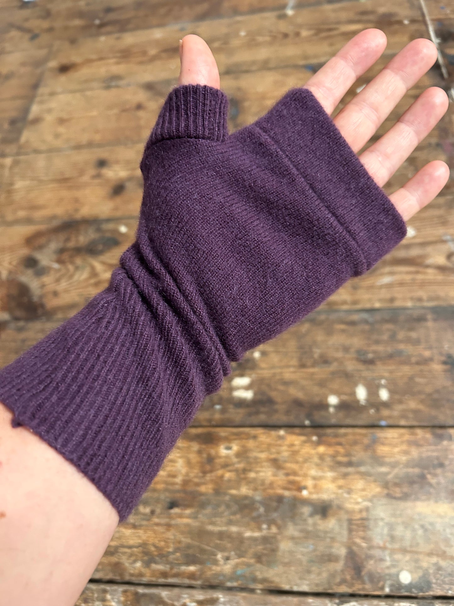 100%recycled cashmere gloves Purple plum