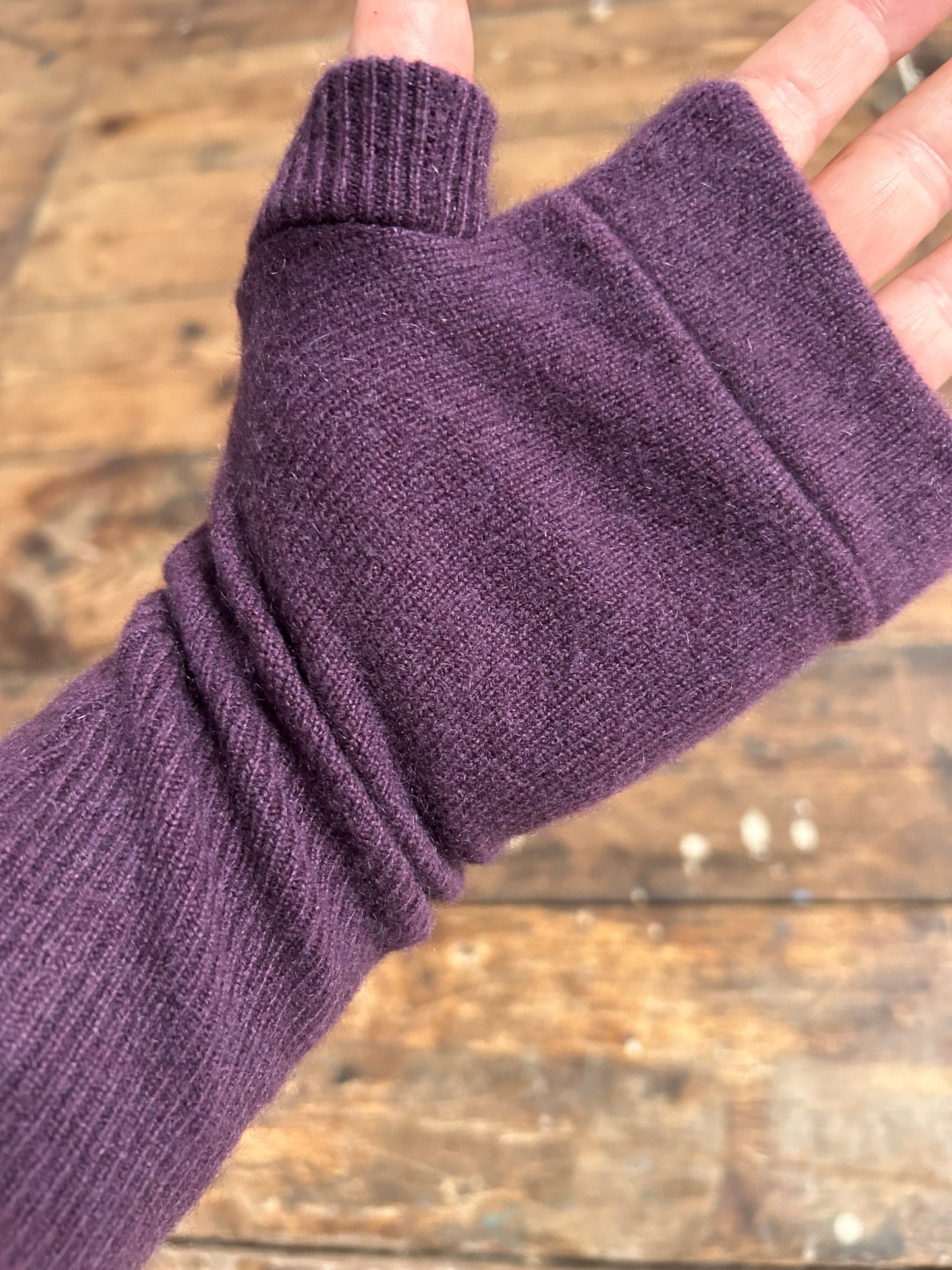 100%recycled cashmere gloves Purple plum