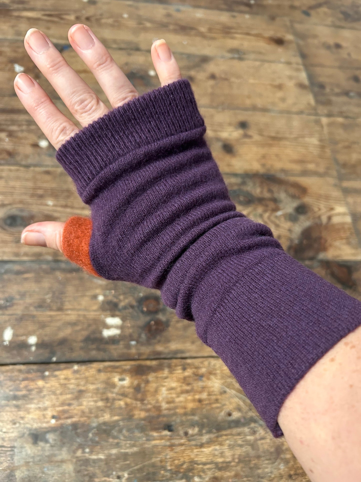 100%recycled cashmere gloves Purple plum orange