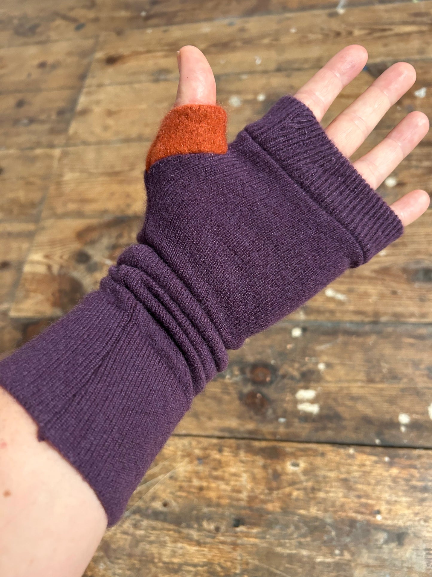 100%recycled cashmere gloves Purple plum orange
