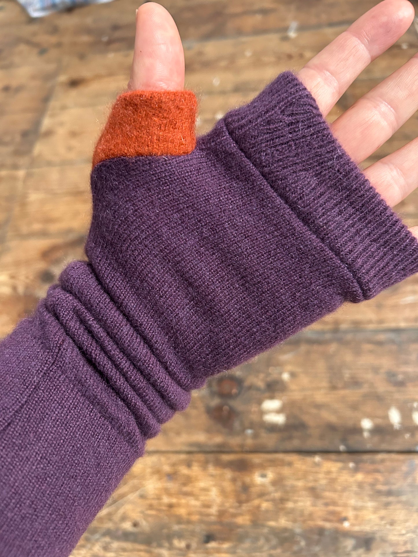 100%recycled cashmere gloves Purple plum orange