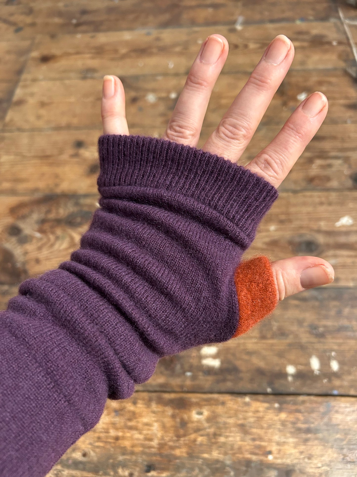 100%recycled cashmere gloves Purple plum orange