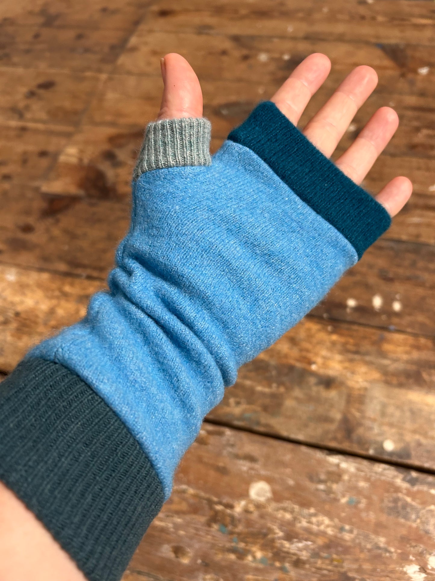 100%recycled cashmere gloves Blue Turquoise