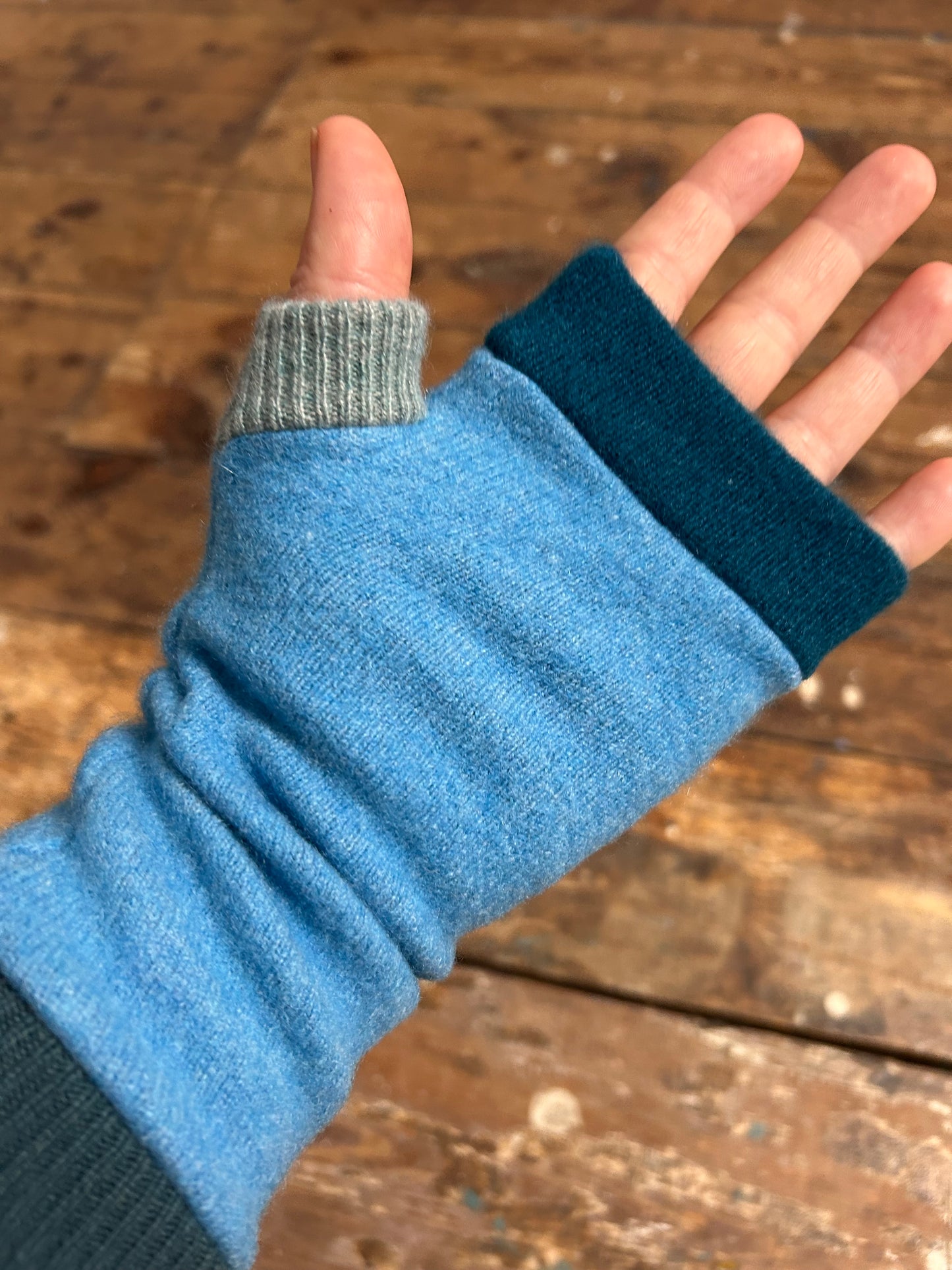 100%recycled cashmere gloves Blue Turquoise