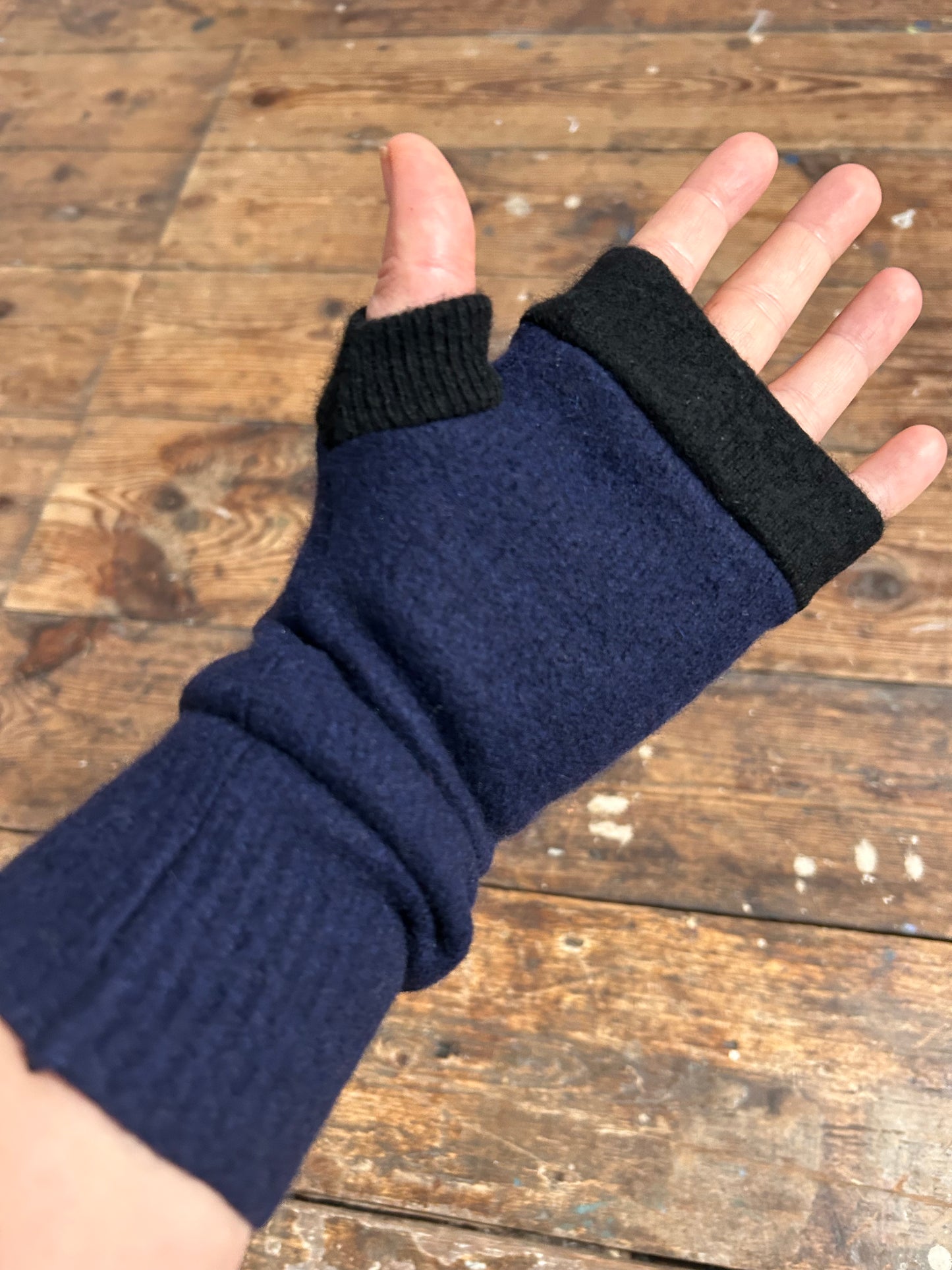 100%recycled cashmere gloves Navy Blue black