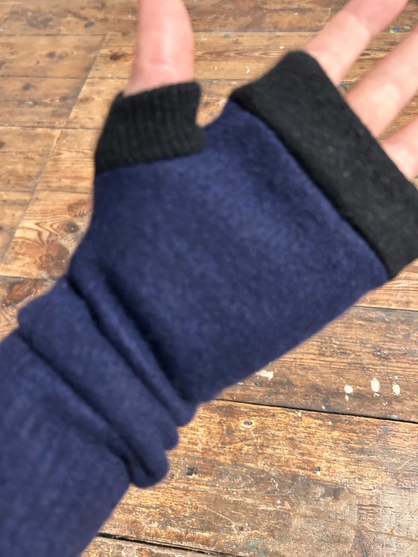 100%recycled cashmere gloves Navy Blue black