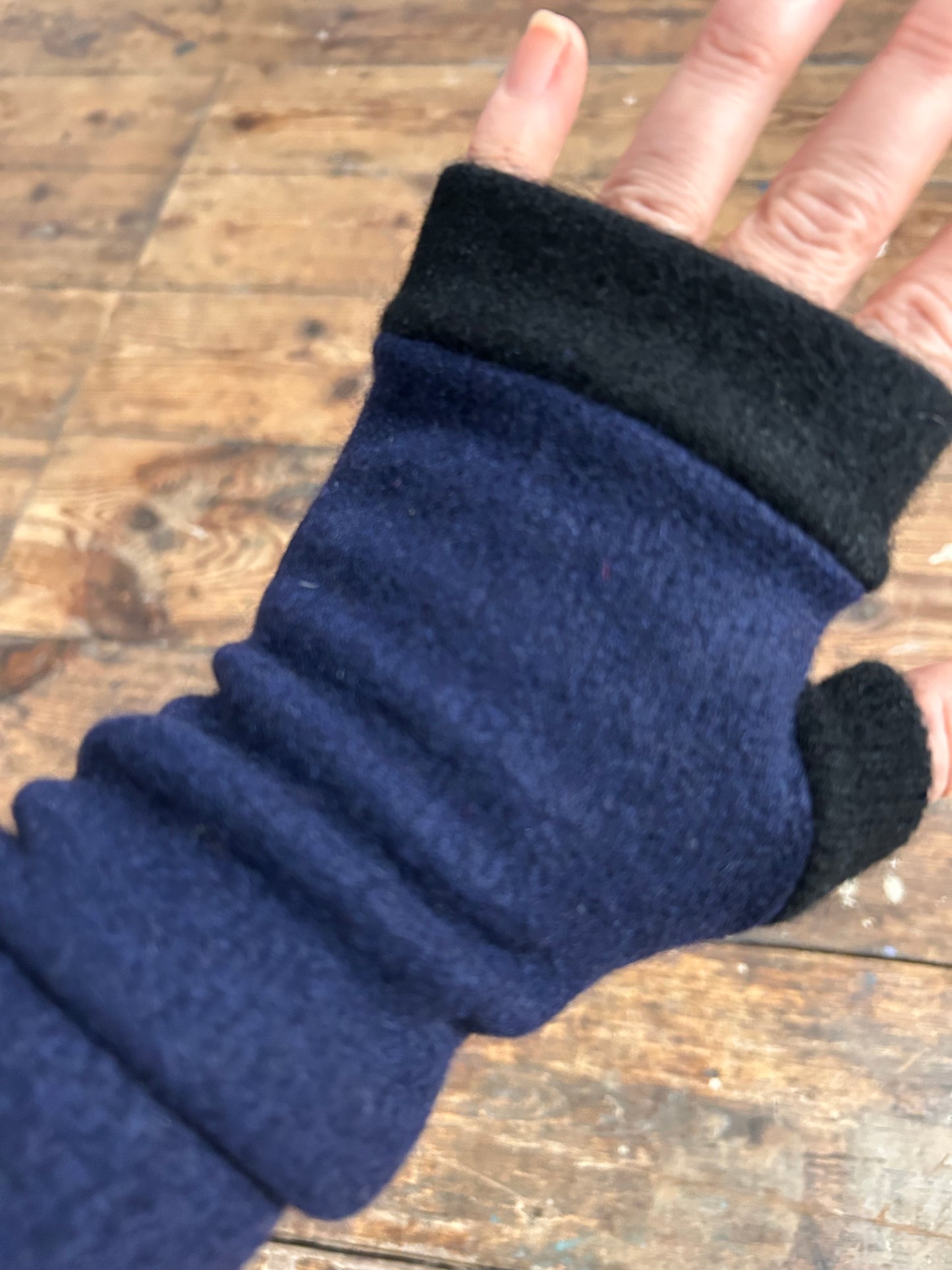 100%recycled cashmere gloves Navy Blue black