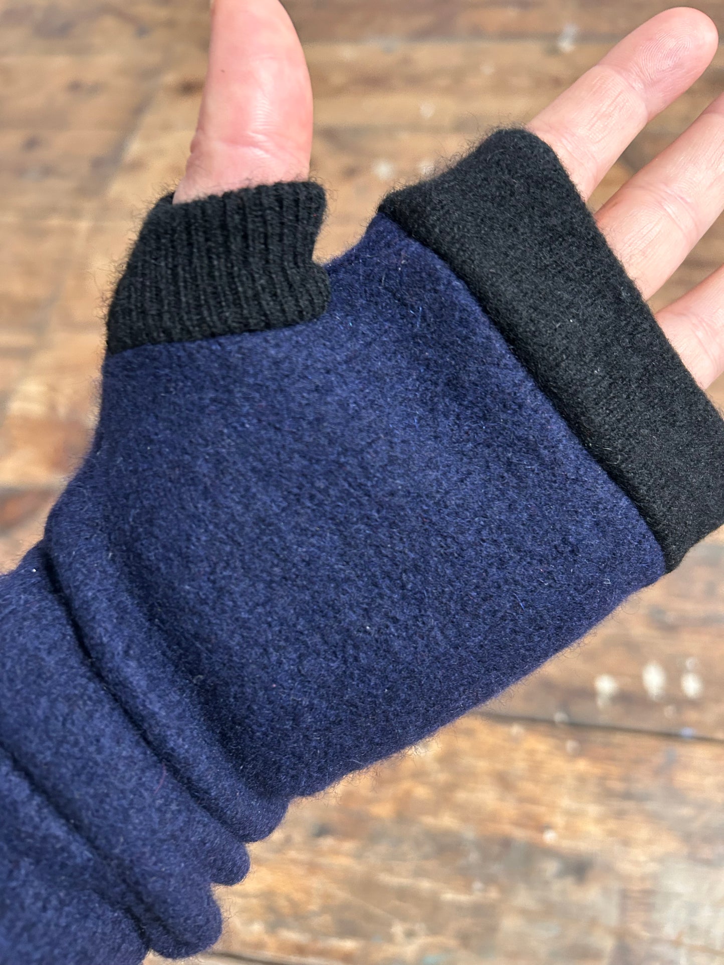 100%recycled cashmere gloves Navy Blue black