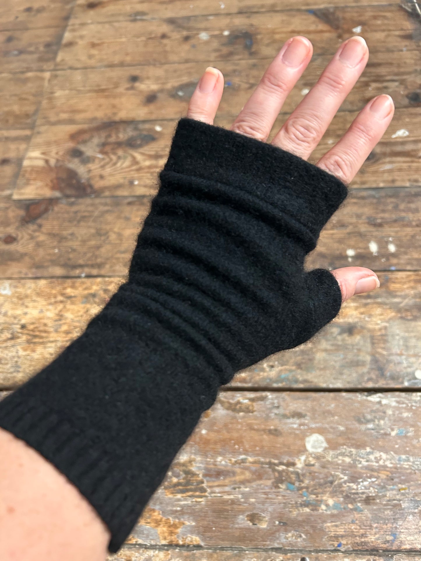 100%recycled cashmere gloves BLACK
