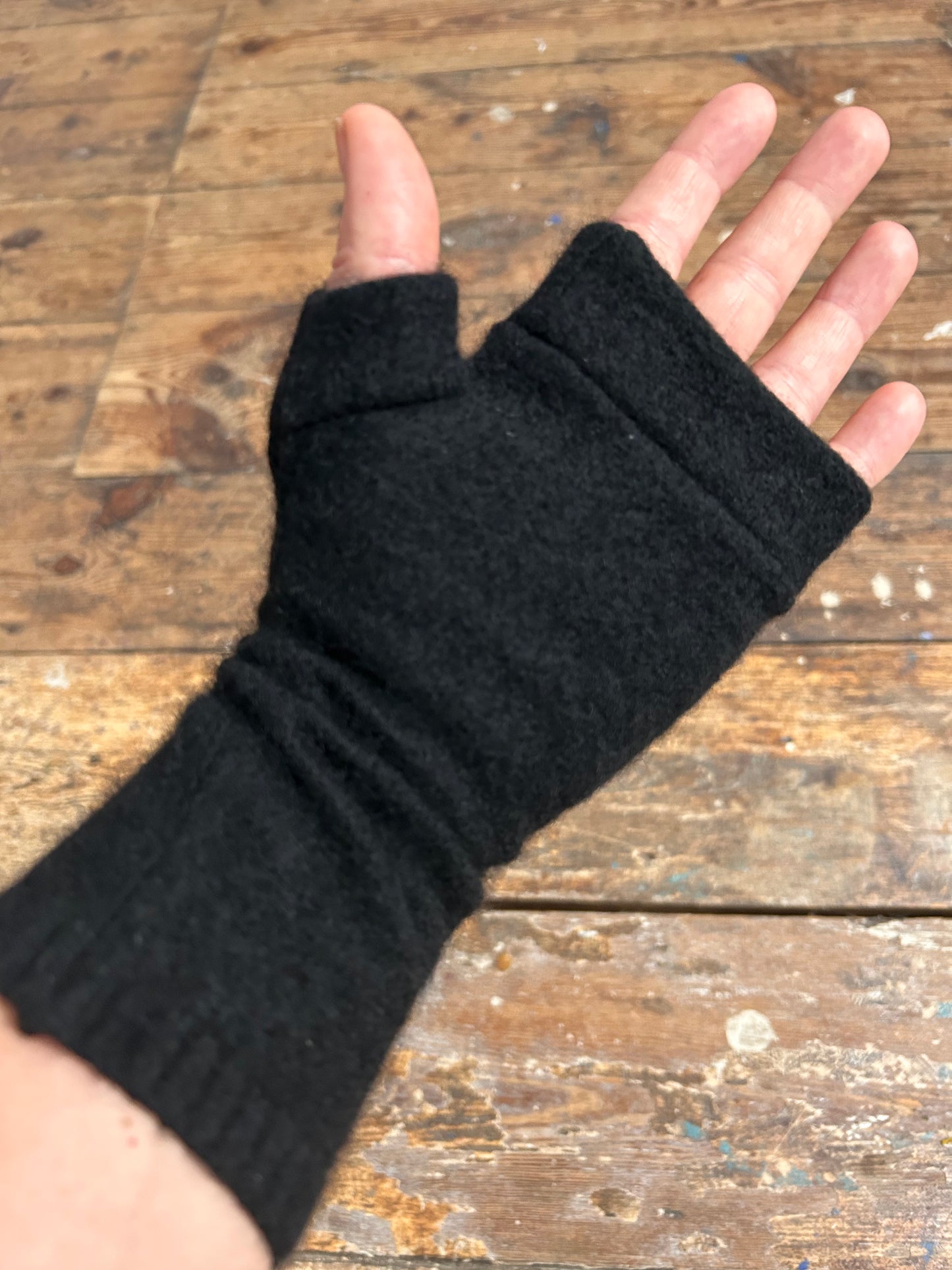 100%recycled cashmere gloves BLACK