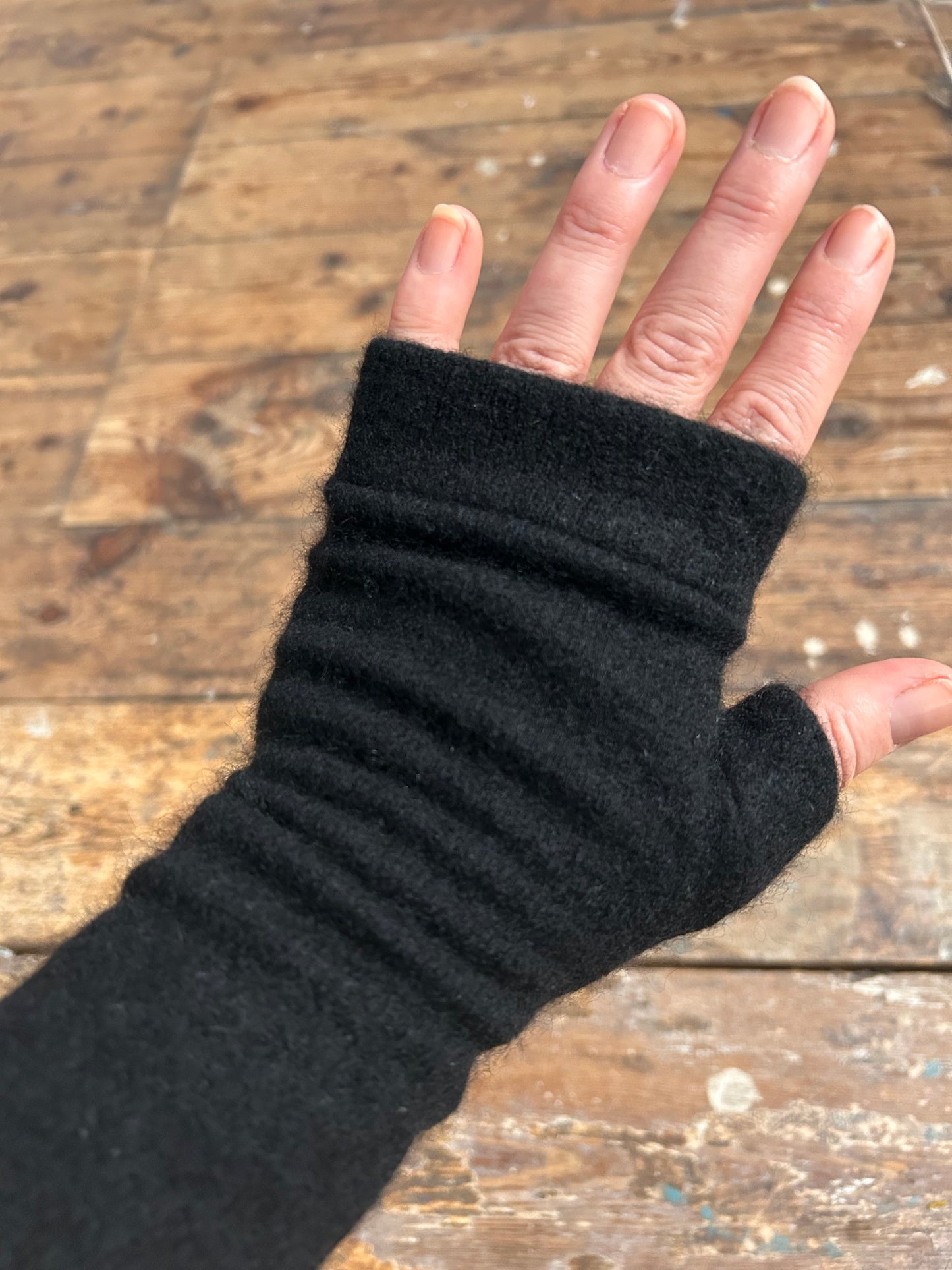 100%recycled cashmere gloves BLACK