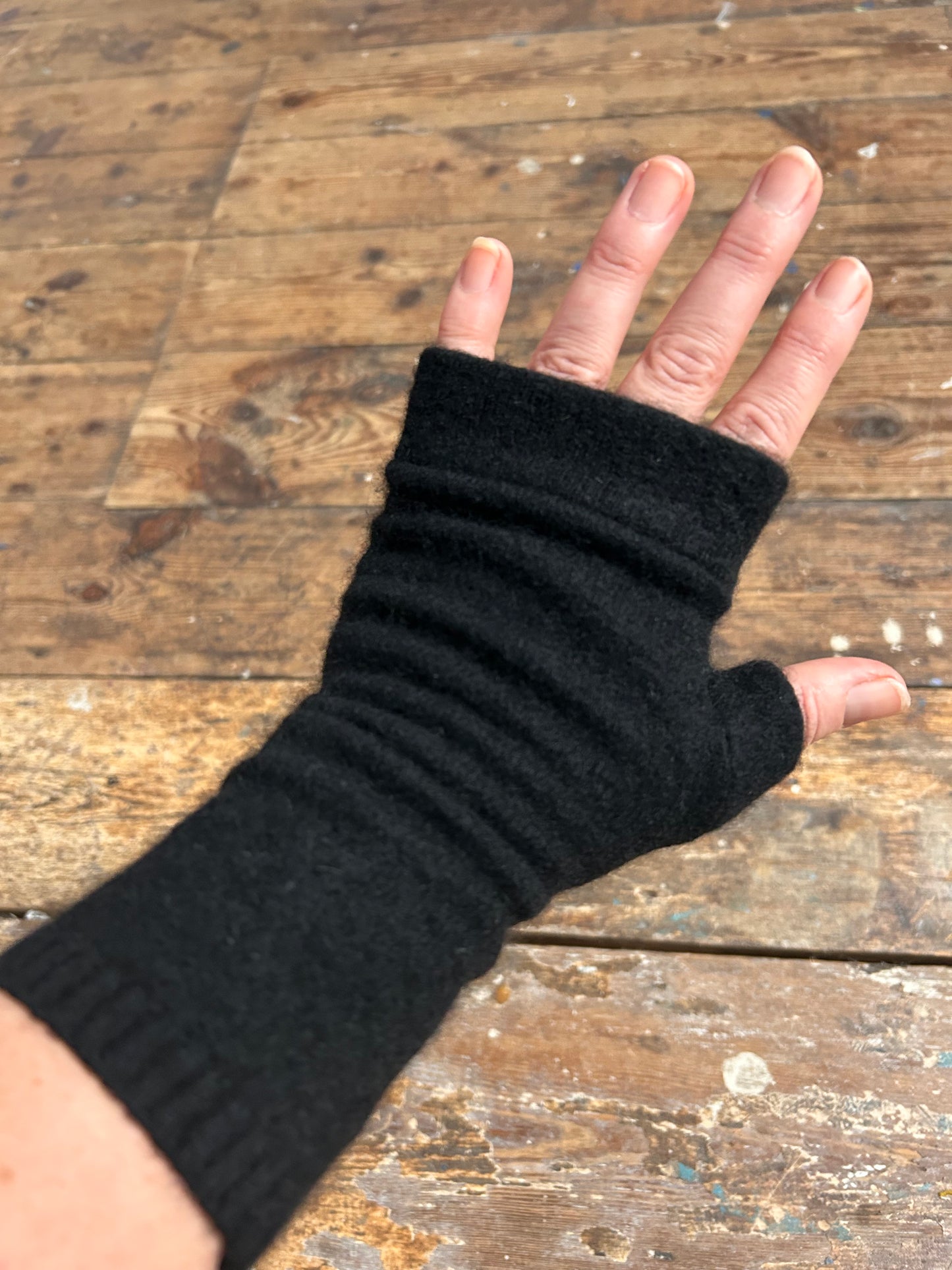 100%recycled cashmere gloves BLACK
