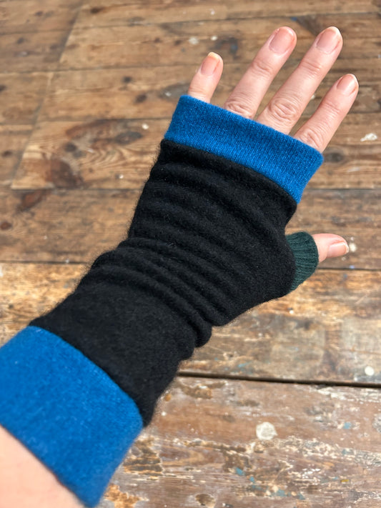 100%recycled cashmere gloves Black blue